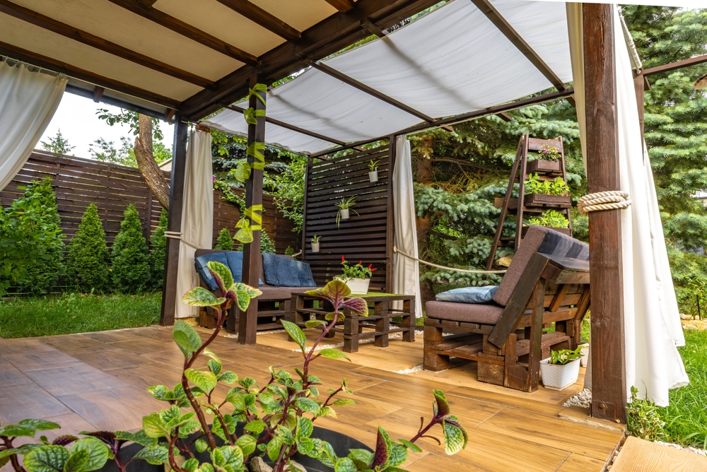 How Pergola Curtains Protect You From The Weather