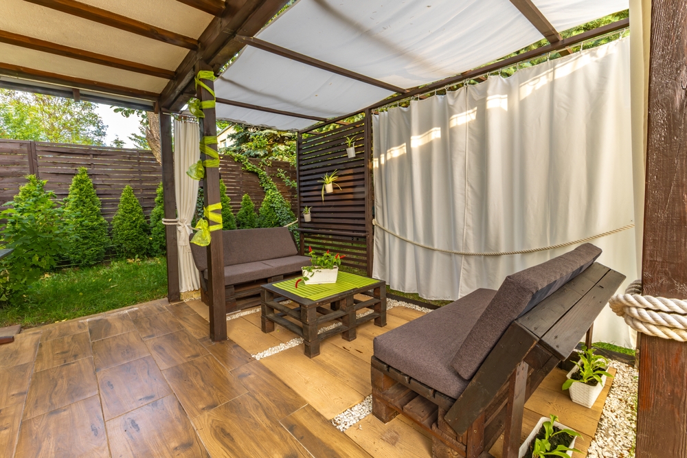 6 Ways to Style Pergola Curtains: Transform Your Outdoor Space